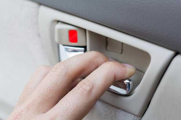 Снятие крышки блока предохранителей