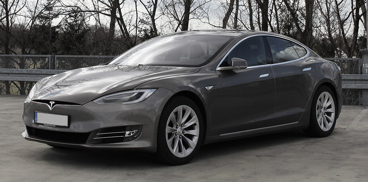 Почему Tesla Model S остается одним из самых технологичных электромобилей премиум-класса